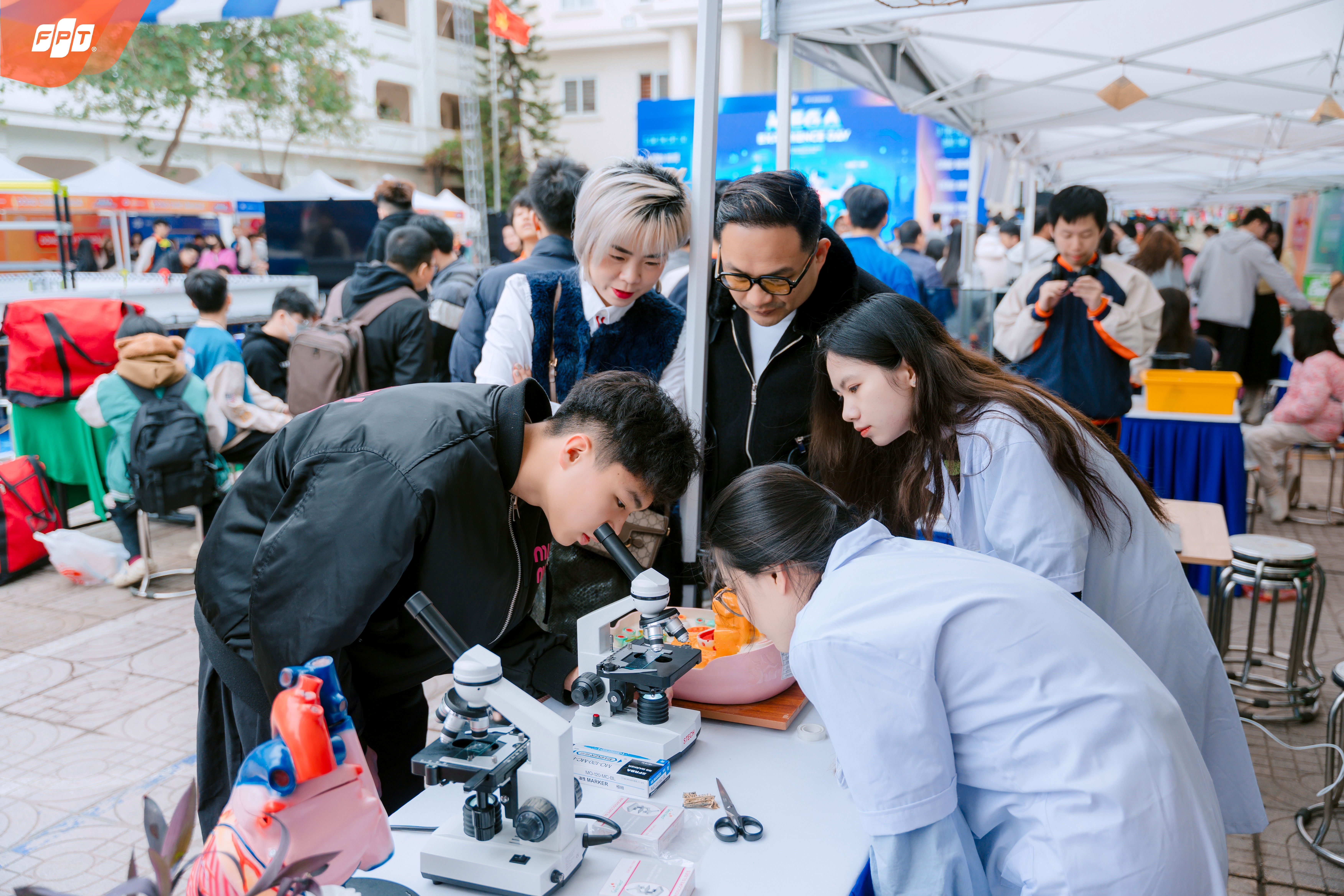 Gần 1000 PHHS hoà mình vào không khí sôi động của Mega Experience Day | FPT Schools