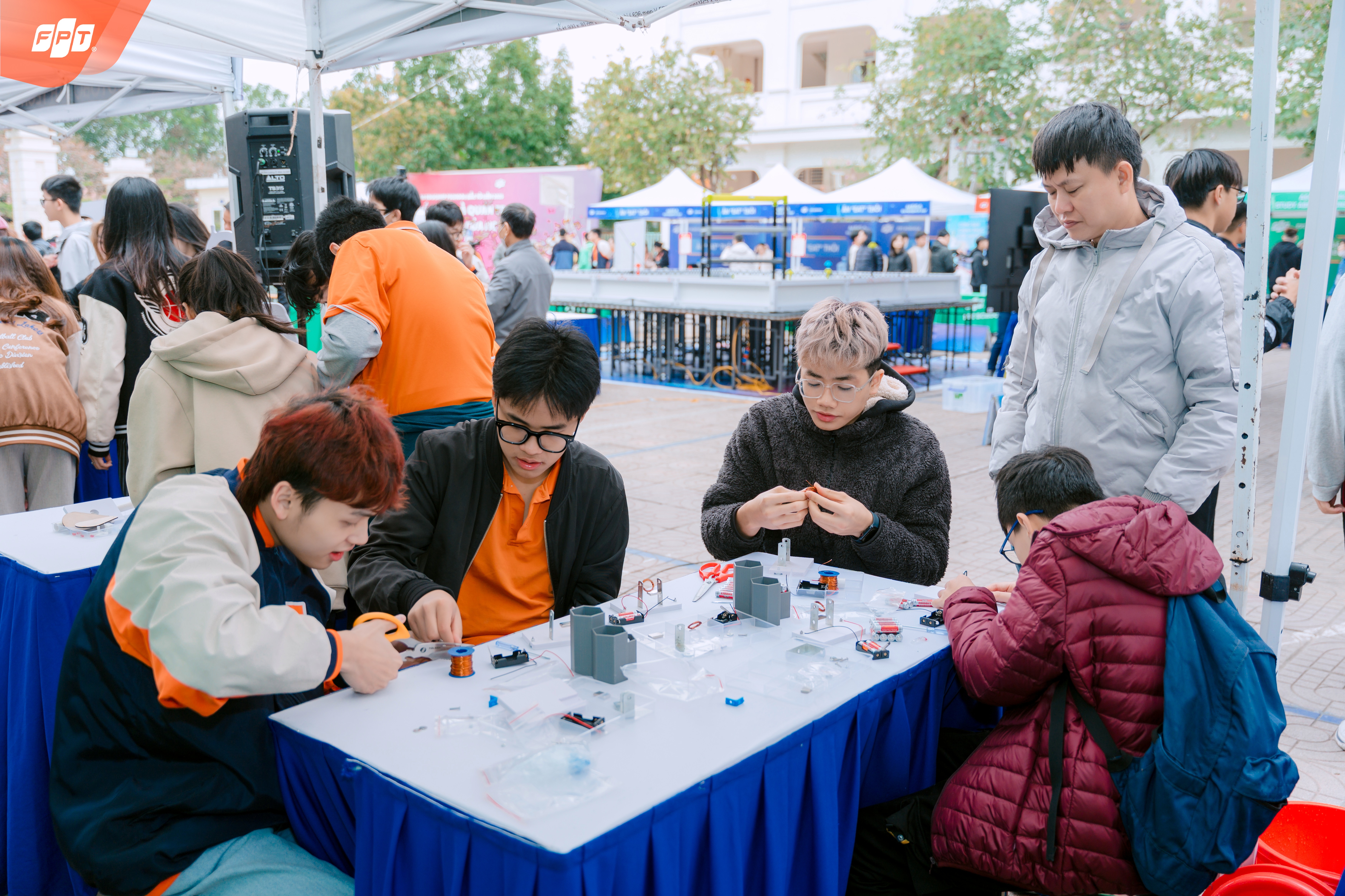 Gần 1000 PHHS hoà mình vào không khí sôi động của Mega Experience Day | FPT Schools