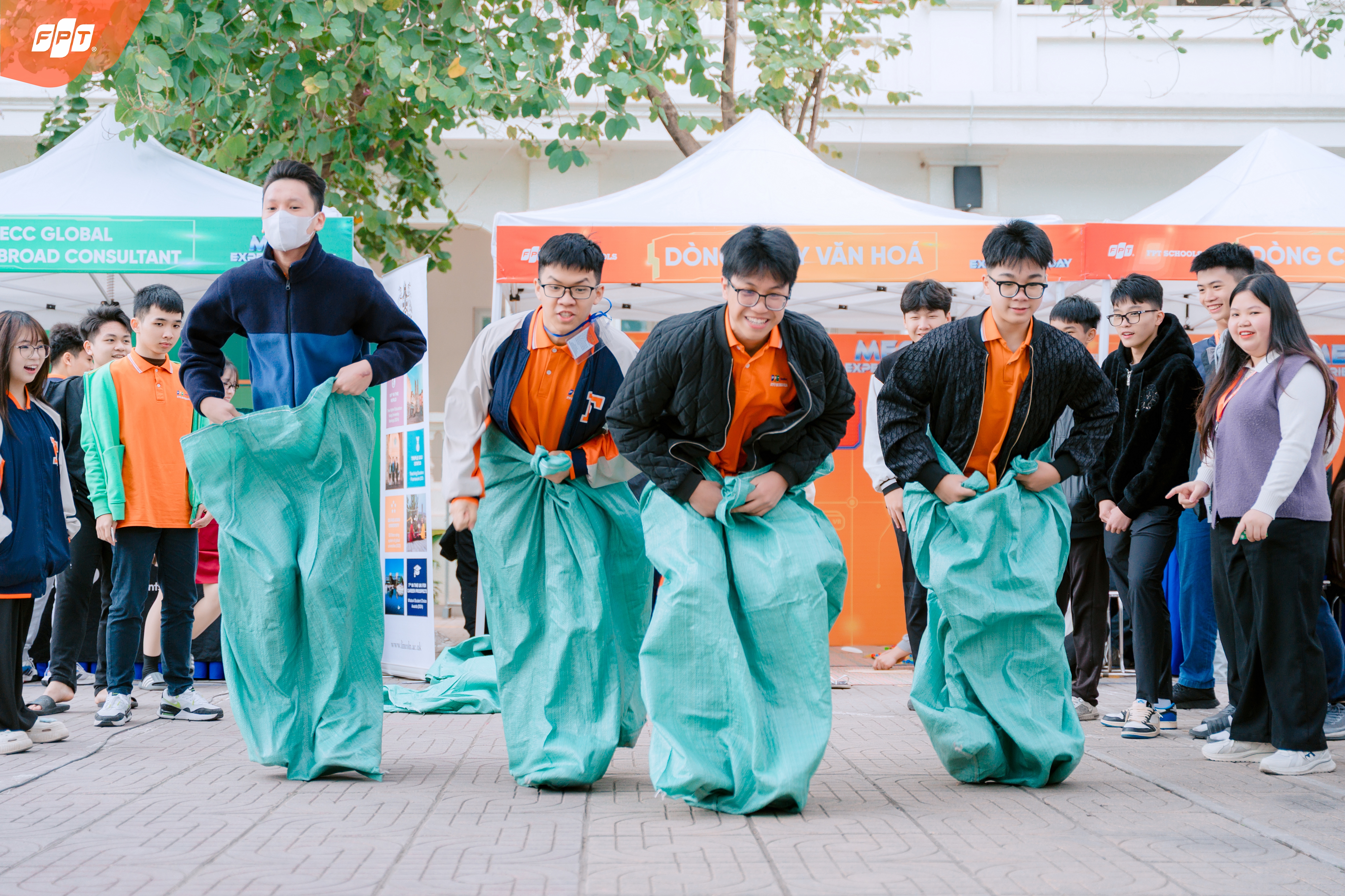 Gần 1000 PHHS hoà mình vào không khí sôi động của Mega Experience Day | FPT Schools