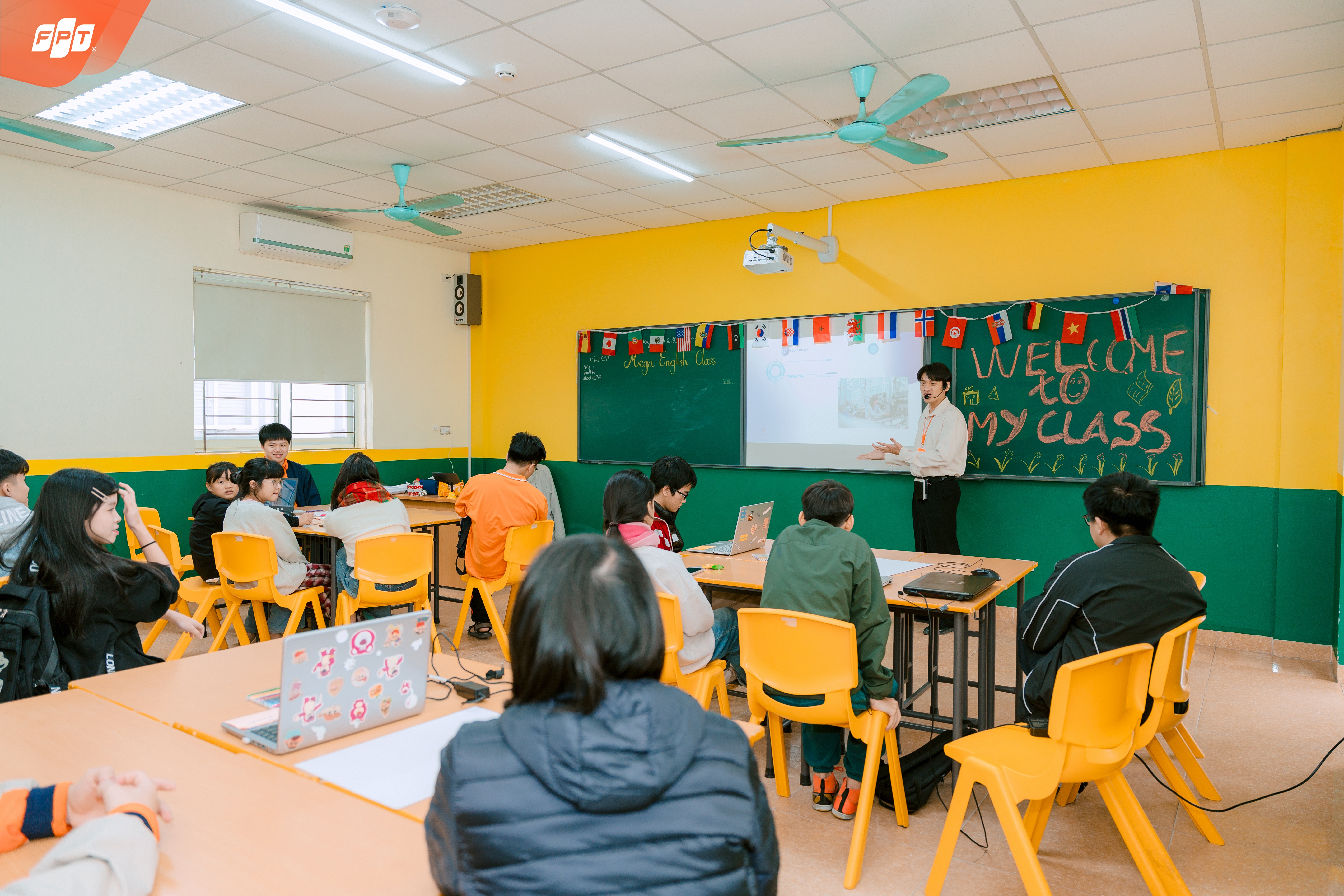 Gần 1000 PHHS hoà mình vào không khí sôi động của Mega Experience Day | FPT Schools