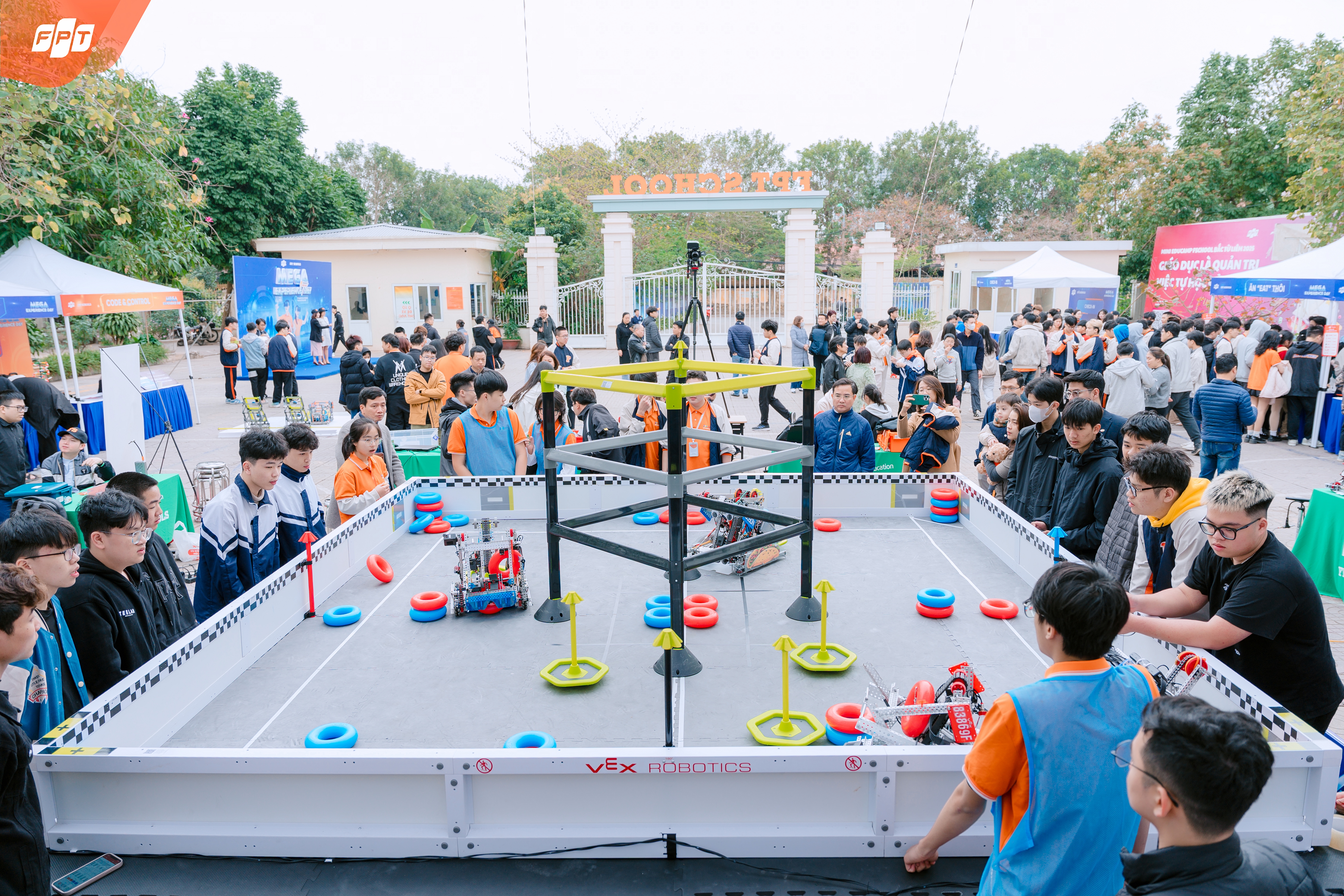 Gần 1000 PHHS hoà mình vào không khí sôi động của Mega Experience Day | FPT Schools