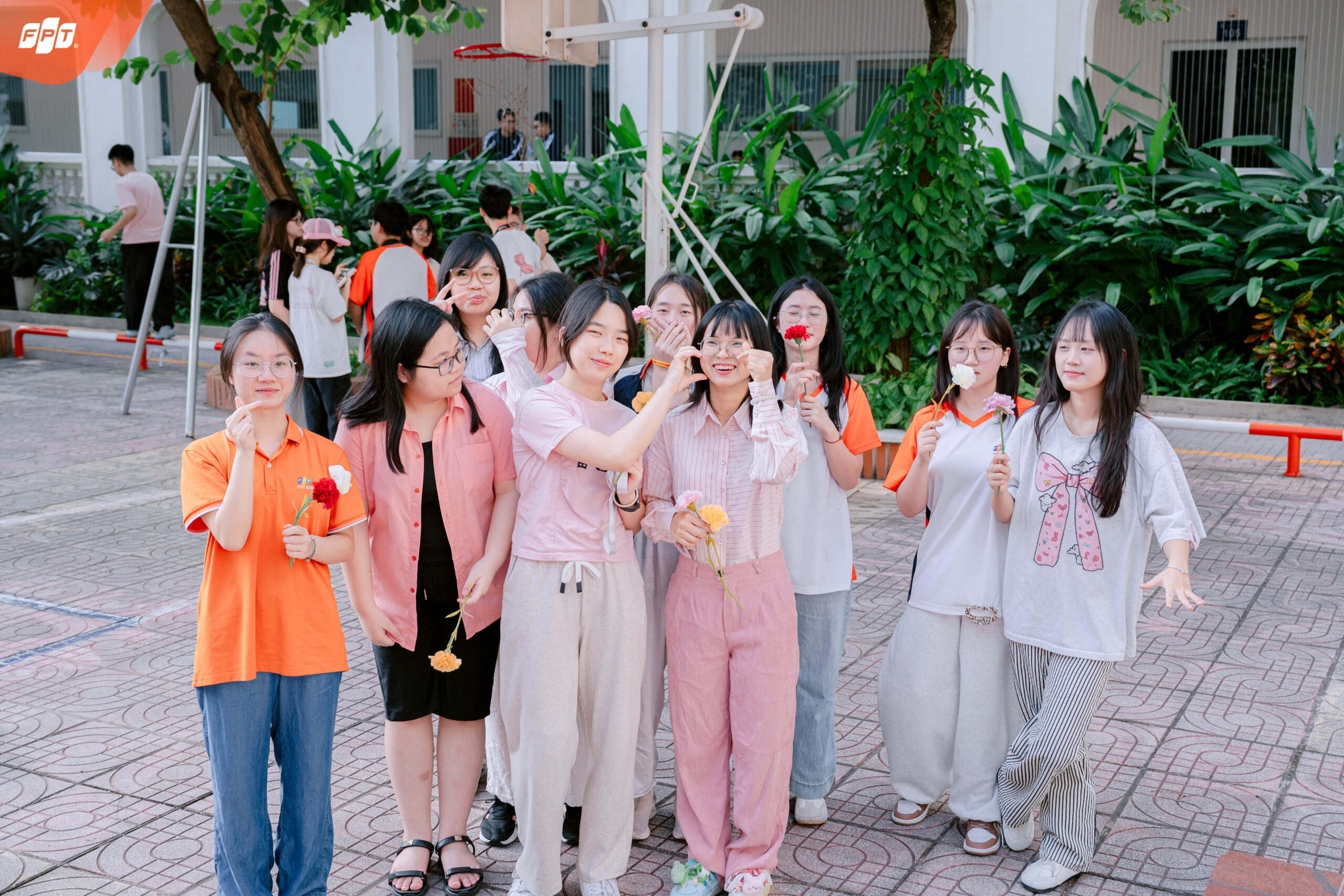 ghé trường ngày hường