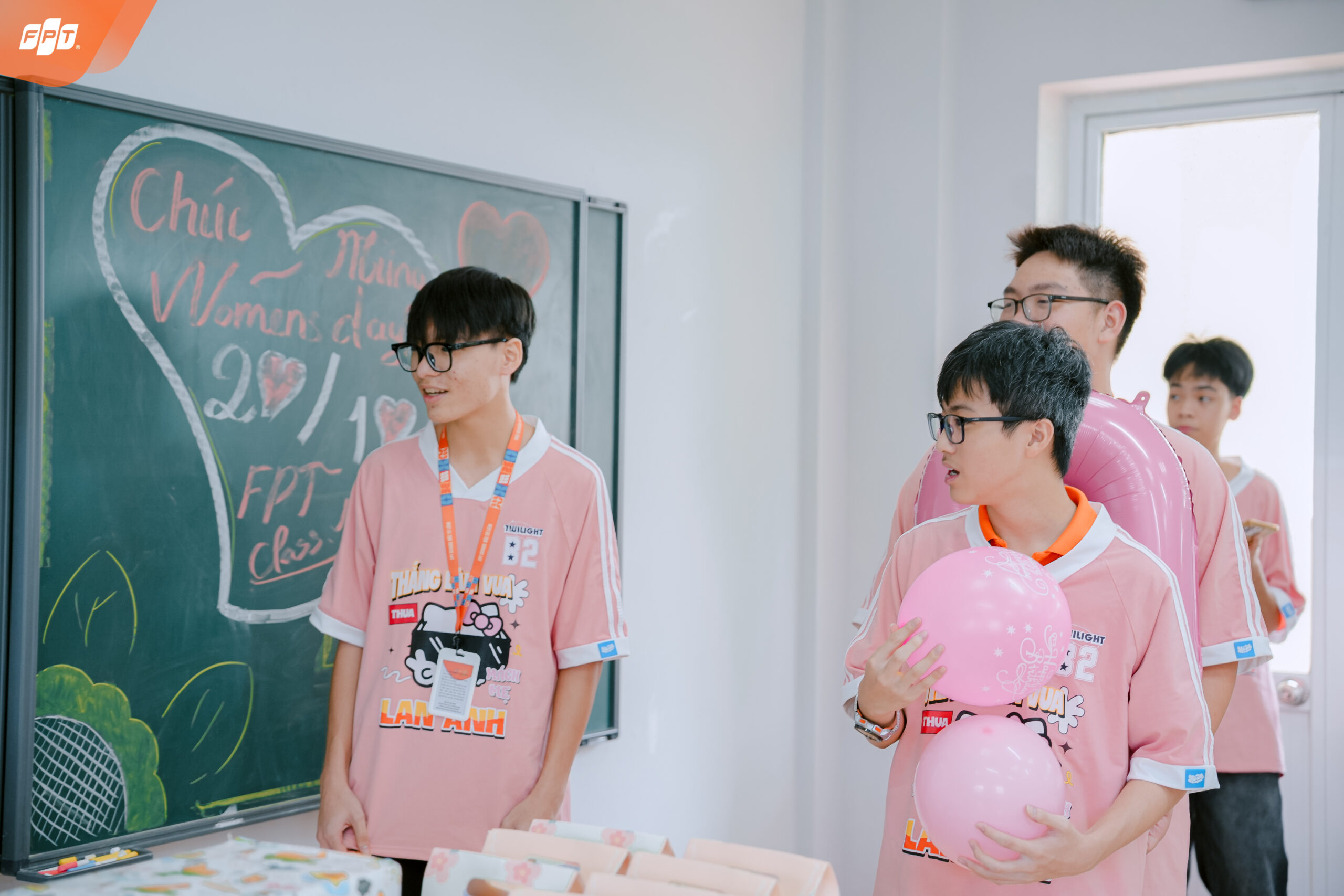 Không khí Ngày Phụ Nữ Việt Nam 20/10 tại lớp 10B2